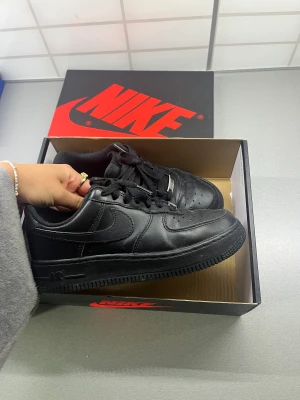 Svarta Nike airforce - Köpta för ett år sedan men endast använda 3 gånger💓 Nypris 1200kr