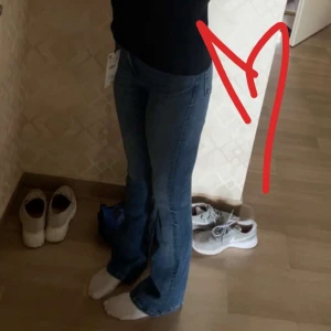 Zara jeans - Blåa Zarah jeans bootcut, nästan aldrig använt och rätt långa i benen är själv 170 och dom är långa på mig. Nya kostade dom 379kr