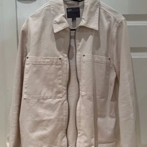 Jeansjacka i vit  - jacka från asos, använd ett fåtal gånger. Bra skick. Storlek s, normal k storleken. 