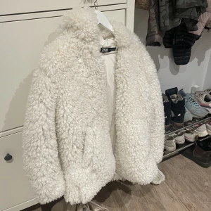 Pälsjacka/ Ulljacka - Fin ”oversized” jacka från zara i faux ull, varm och funkar som höst/ vinterjacka. Helt kritvit utan fläckar eller defekter! Går bra med prisförslag, kostade runt 1000kr ny 