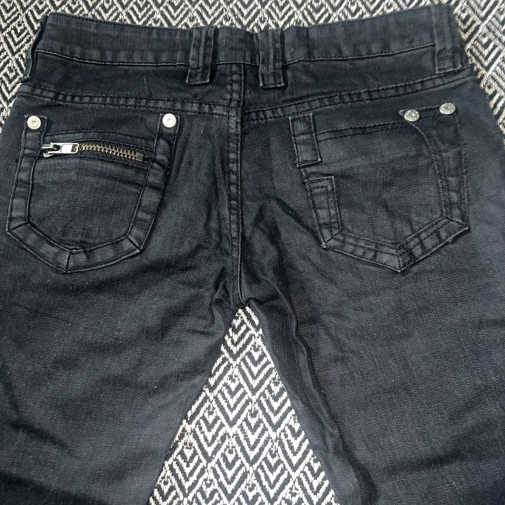Så snygga jeans, köpta second hand och lappen är bortklippt så vet inte den exakta storleken men skulle säga att dom är i strl XS, köparen står för frakten💗. Jeans & Byxor.