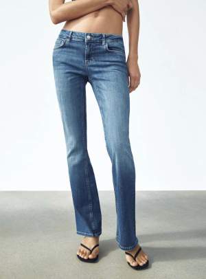 Säljer dessa snygga blåa zara jeans som är slutsålda. Köpt för 399 kronor och är i storlek 38 