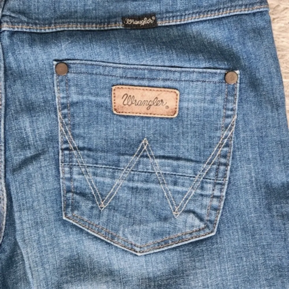 Säljer Mid waist flare jeans från wrangler då dom är lite stora, har inga defekter och är i bra skick🫶❤️ midjemått: 37 cm (rakt över) Innebenslängd: 81 cm  . Jeans & Byxor.