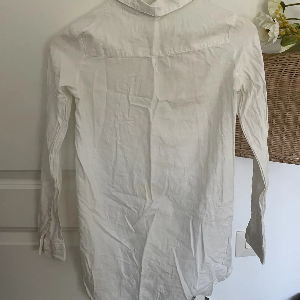 En vit skjorta i mindre storlek . Skjortor.
