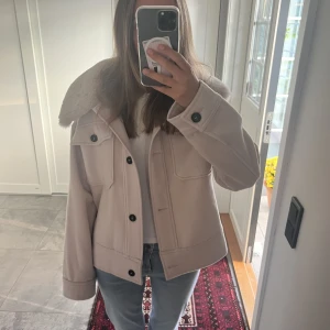Kappa - Helt ny kappa från Noella som inte säljs längre. Pälsen går att ta av om man vill det. Nypris: 1400 kr. Hör av dig om du funderar på ngt🧡