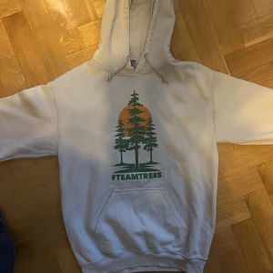 MrBeast #TeamTrees hoodie - helt skitzad mrbeast merch från #TeamTrees   den här hoodien har bidragit till 5 planterade träd runtom i världen så den är ganska cool faktiskt! 😎sitter bekvämt o bra till hösten. har katt i hemmet!