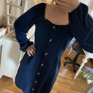 Linneklänning - 💙Så cool klänning i denimblå färg. Perfekt på sensommaren då den är långärmad. 75% bomull 25% linne💙
