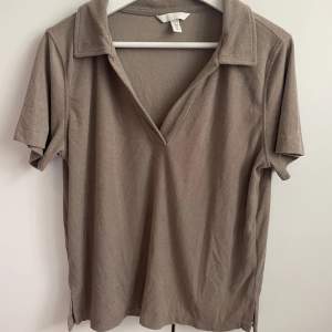 Frotté t-shirt i en beige/brun färg, jättehärlig🤎