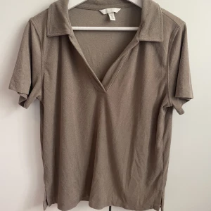 T-shirt i frotté  - Frotté t-shirt i en beige/brun färg, jättehärlig🤎