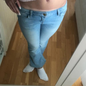 Lågmidjade bootcut jeans - Säljer dessa lågmidjade bootcut jeans från Lindex då de tyvärr är lite för små. Storlek 146/Xxs, midjemått: 75 cm, innerbenslängd: 75 cm😻