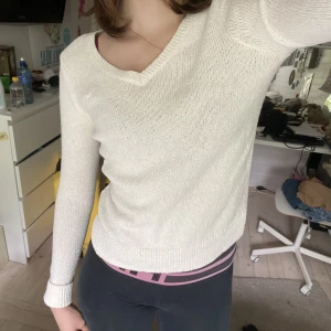 Hollister tröja - En mysig stickad tröja från hollister i mycket bra skick! Vacker krämvit färg perfekt nu för hösten🤍🍂