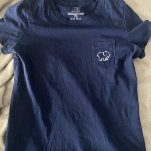 Ivory Ella tshirt - T shirt från ivory ella, bra skick. Ser ut som nyköpt. Säljer den pga den är för liten för mig. Hör av dig vid intresse!