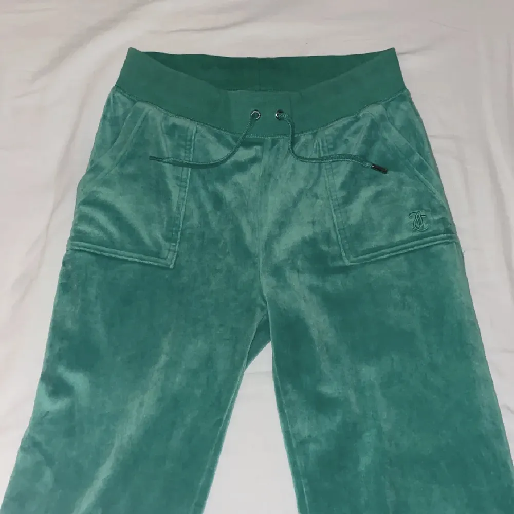 Riktigt snygga juicy byxor i en grön färg, använda en del men ändå i bra skick det ända är att ena ”grejen” på snörena är borta, därav det billiga priset, dom är även uppsydda för att passa någon runt 160💞 skriv vid frågor och använd gärna köp nu. Jeans & Byxor.