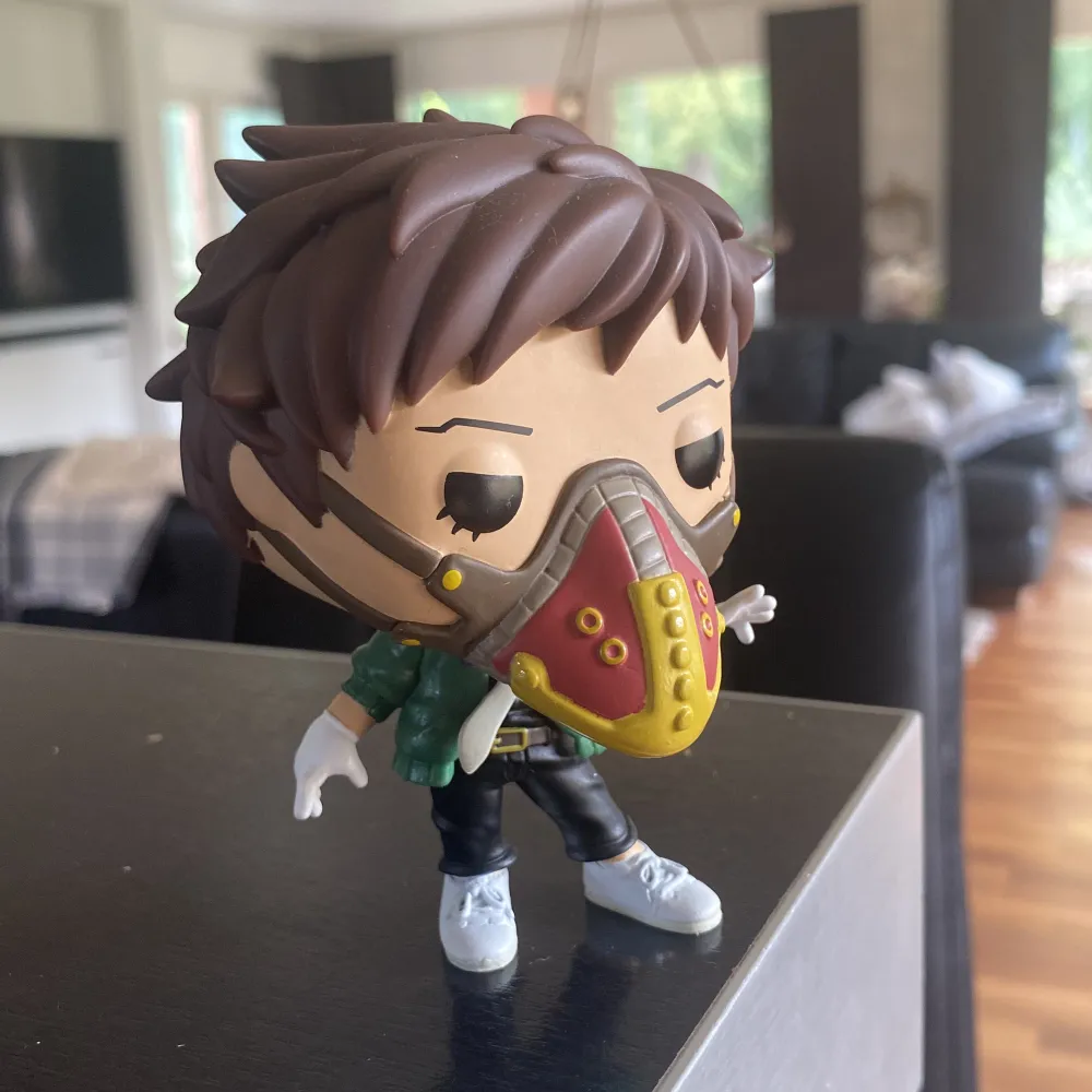 Funko pop karaktär från serien ”my hero academia”. Boxen ingår inte, men inga repor eller fel med den. Har bara stått som prydnad i rummet☺️. Övrigt.