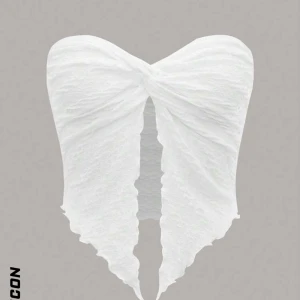 Sjukt fin vit topp😍 - Säljer denna superfina vita toppen från Shein❤️den är helt oanvänd och köpt i våras! Säljer då den ej kommer till användning 