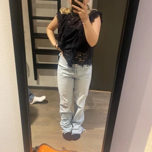 Ljusblå jeans - Säljer dessa Mid Rise ljusblå jeans ifrån Zara! Kom med prisförslag privat. 