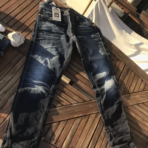 jeans - Säljer dessa supersnygga jack&jones jeans som tyvärr inte passar mig. Lappen finns kvar så aldrig använda, vid fler bilder elr frågor är de bara att kontakta mig!💗