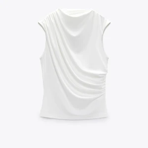 Zara blus  - Hej säljer min jätte fina vita blus från zara den är använd få tal gånger och är som en helt ny.