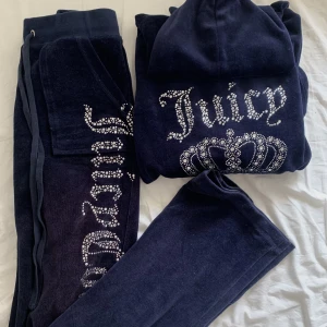 Juicy set  - Mörkblå juicy couture set som har blivit för små💞 använd men i bra skick, därav priset🥰