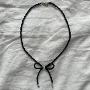 Rosett pärlhalsband  - Pärlhalsband med rosett!