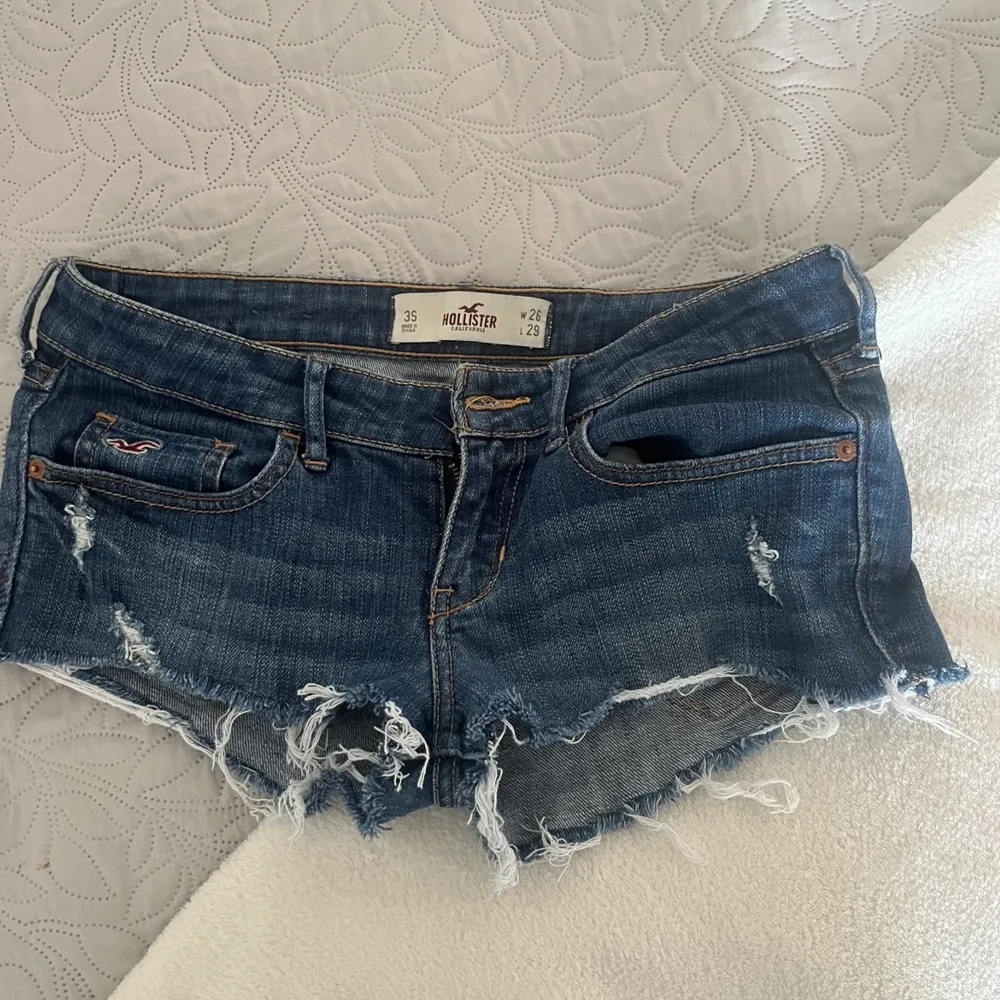 Jättesnygga jeansshorts från Hollister som ursprungligen var ett par jeans som jag sen klippt till shorts. Storlek 26. Shorts.