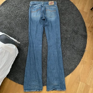 Lågmidjade jeans  - Lågmidjade jeans i nyskick. Köpta secondhand med prislapp och allt på. De är för långa på mig som är 170. 