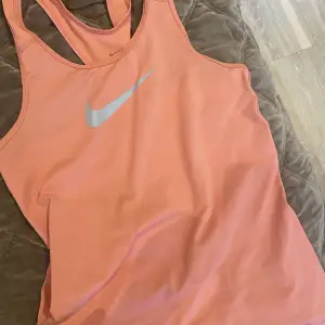 Aprikos/orange träningslinne från Nike. Knappt använt. Storle S 