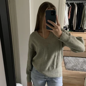 Stickad tröja - Finstickad tröja i en ljusgrön färg. Den är lite nopprig men inget man tänker på i verkligheten! 🙌🏻💗🕺🏼