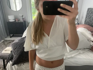Topp - Vit topp som använts 1 gång. Den är i storleken M. Säljer för 50 kr + frakt. 