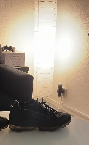 Nike vapormax  - Har använt de 1 år säljer dom nu dom är slitna men inget hål i Sulan där under asså under sidan säljer dom för de är för små kan sälja dom för 100-300 det är moldelen 2021 dom är äkta köpte de för 2500 det är sköna men slitna hör av er om vill köpa😊🤝