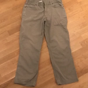 Carhartt byxor - Baggy carhartt jeans. Storlek 34-32 men jag har sytt upp dem så de passar 32-30. 