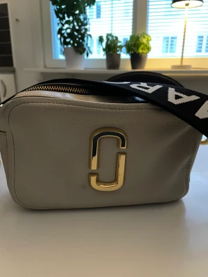 Marc Jacobs väska - Jättefin marc Jacobs väska i fint skick!! Säljer så den inte kommer till användning längre, kan mötas upp i Gbg annars betalar köparen frakten❤️