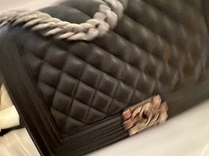 Chanel väska  - En jättefin väska från Chanel med bred kedja dock är knappen på väskan trasig, skriv vid intresse💕