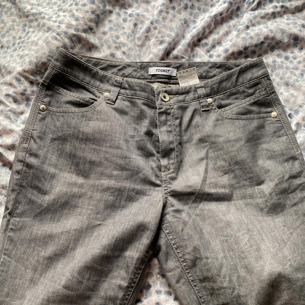 Perfekta gråa midrise jeans från Rosner, stl 42/44 Referens: jag är 165 och bär vanligtvis storlek 40-42 (L). Jeans & Byxor.
