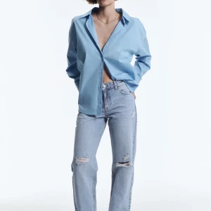 Jeans - Slitna zara-jeans, sparsamt använda☺️(slitningar nere vid fotändan också)