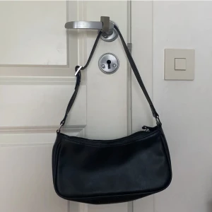 Väska - Väska från Monki. Nyskick. Perfekt liten väska, säljer då jag har andra jag använder mer. 