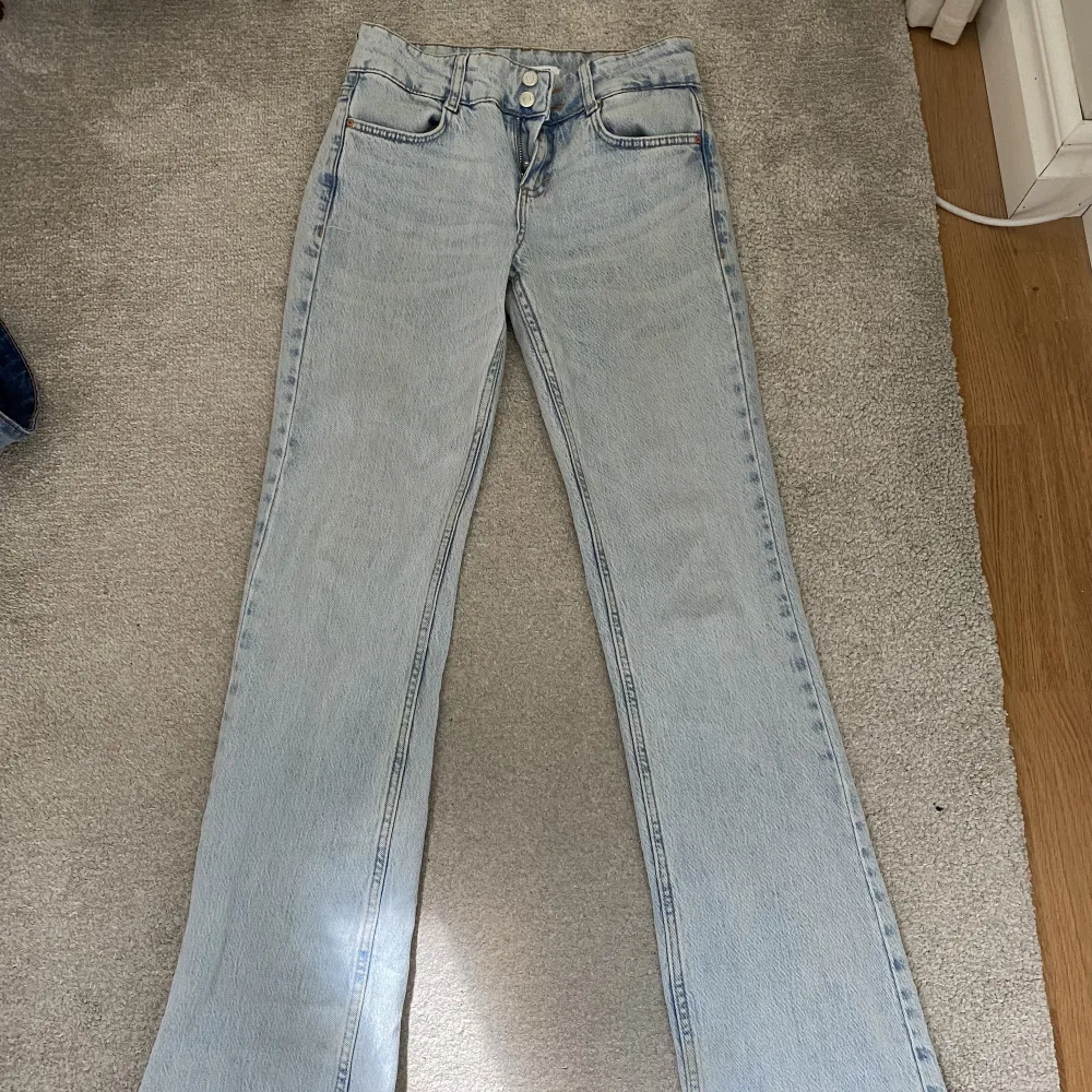  Utsvängda lågmidjade jeans, mycket bra skick, använd få gånger . Jeans & Byxor.