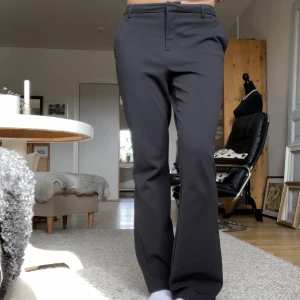 Lågmidjade kostymbyxor - Ett par jätte fina lågmidjade kostymbyxor i från Only! Säljer då dom tyvärr blivit lite för stora. Köpta för 699 säljer för 250😍😍