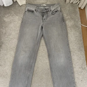 Low waisted jeans  - Raka lågmidjade jeans, mycket fint skick, använda en gång 