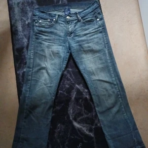 Victoria Beckham  - Snygga victoria beckham jeans. Säljer då dom är för korta på mig och jag är 166/167, bra skick men har sprätt nere vid bena. Köpta 2005. BYTER OCKSÅ MOT ETT PAR I STÖRRE STORLEK 