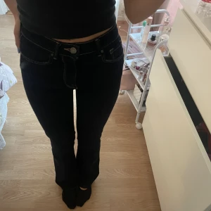 Zara jeans  - Säljer dessa mid waist zara jeans då jag inte använder de. Använd några gånger men är som nya. Använd gärna köp direkt:) jag är 170