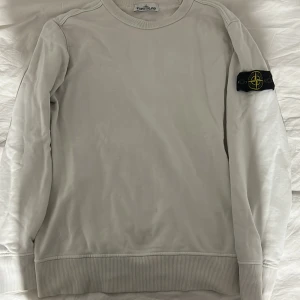 Stone Island tröja - Säljer min vita stone island tröja i storlek s. Säljer pga för liten för mig