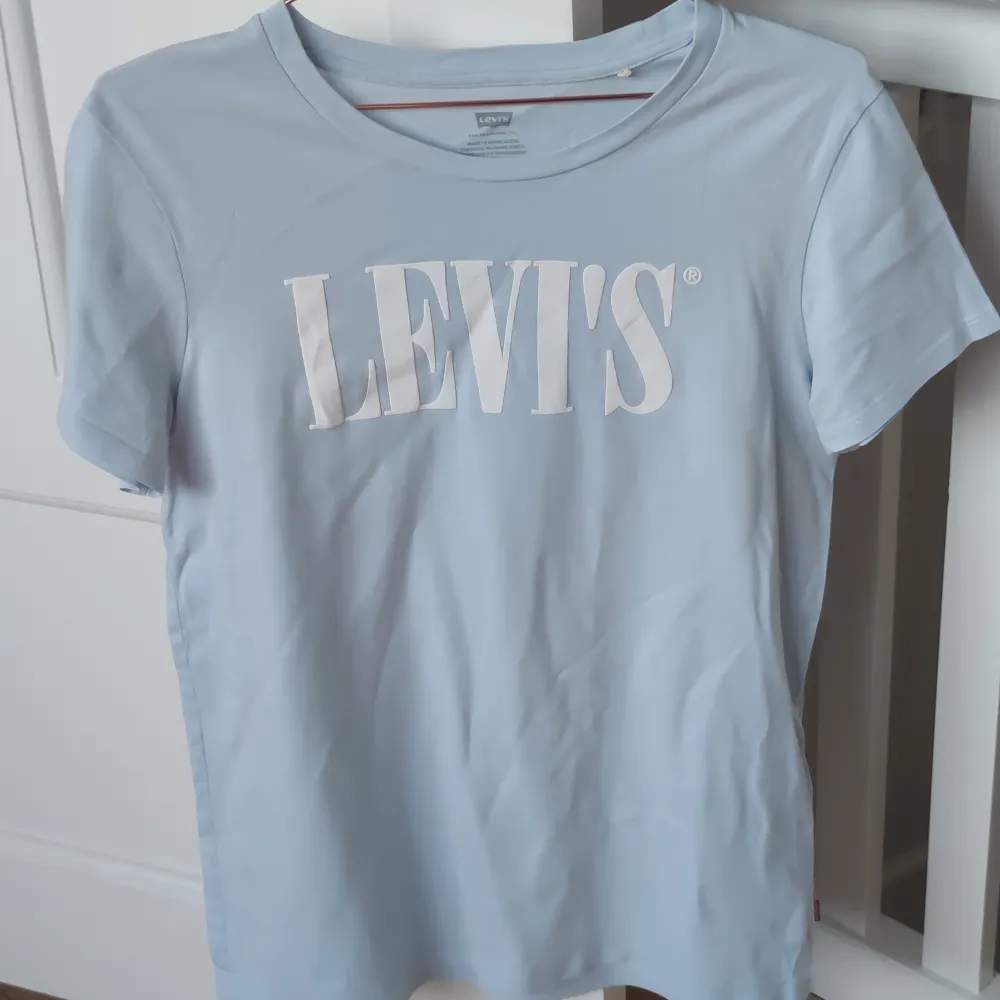 Tisha i kroppsnära modell från Levi's. Använd två ggr. . T-shirts.