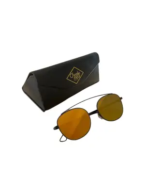 Solglasögon från Charlie Max, modell Wager Sun. Använd, men utan anmärkning.  Storlek: Medium Material: Aluminium Nypris: 2500 SEK