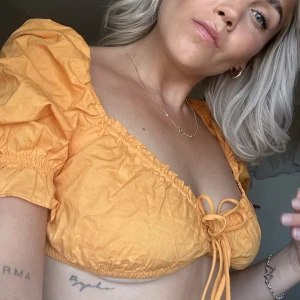 Orange top - Orange minitopp från h&m med snörning fram