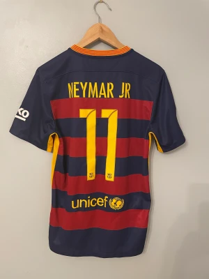 Neymar Barcelona 15/16 Hemma - Använd ett fåtal gånger men i nyskick. Inget kvitto eller tags kvar. Storlek S. 100% Äktar 