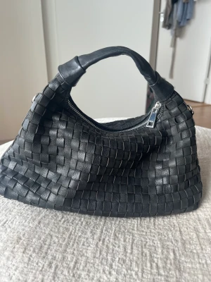 Väska i läder från nunoo - Supersnygg väska i läder från nunoo 