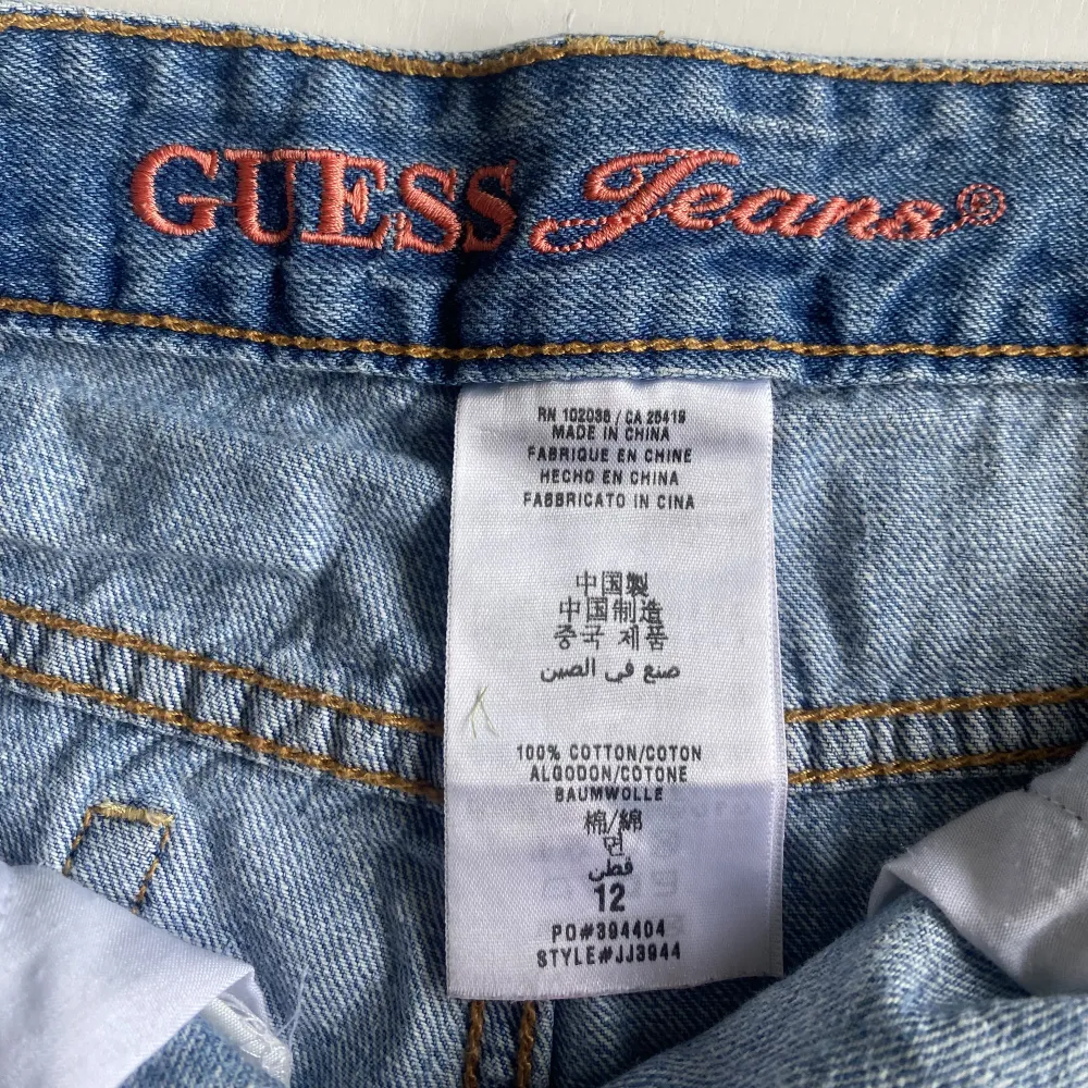 Assnygga lågmidjade jeansshorts från guess! Är lite osäker på storleken, med det står 12. Kontakta mig gärna för mer frågor💘 Använd köp nu💘. Shorts.