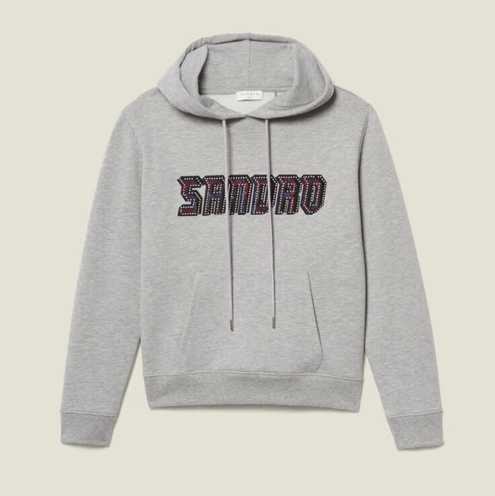 Sååå snygg Sandro hoodie, nypris är ca2000kr. Säljer endast då den inte kommer till så mycket användning längre. Den har tappat några stenar men inget man tänker särskilt mycket på!❤️💕. Hoodies.