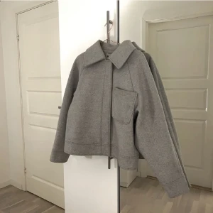 Höst jacka - Säljer denna kappa från NAKD Stoleken är 36 Andvänd en vinter Buda från 300kr!! Köp direkt för 500kr+ frakt💕